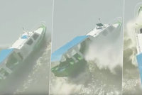 Loď v surfařském ráji smetla obří vlna: Turisté mohli zkáze jen přihlížet