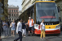 Propocení cestující v tramvajích. Dopravní podnik slibuje: Do konce roku bude už 126 vozů s klimatizací. Jak je poznáte?