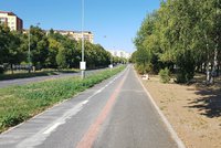 Další kus cyklostezky v Praze 8: Nová cesta obepíná sídliště v Ďáblicích