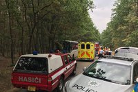 Nehoda autobusu na Kroměřížsku: Šofér narazil do stromu
