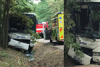 Autobus u Prahy narazil do stromu: Řidič nejspíš zkolaboval za volantem!