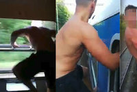 Hraní se smrtí u Brna: Hlupák přelézal ve vlaku z kupé do kupé