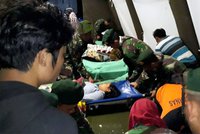 Po zemětřesení v Indonésii zemřelo nejméně 82 lidí. V panice byli turisté i místní