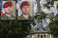 Petřínská rozhledna v barvách trikolory, vlajky na půl žerdi: Praha uctí památku padlých vojáků