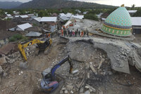 Ničivé zemětřesení si vyžádalo už 436 obětí. Odříznuté Indonésany zásobují helikoptéry