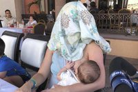 Matku při kojení v restauraci okřikli, ať se zakryje. Její reakce pobavila
