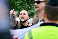 Vlajka Ortelu na Prague Pride: „Ku*vy, táhněte odsud!“ křičeli na průvod neonacisté