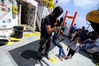 Zoufalý táta pátrá po synovi. Rodinu migrantů při útěku do Evropy rozdělila hlídka
