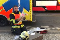 Tramvaj na Zličíně srazila chodkyni. Ženu vyprostili hasiči