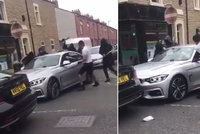 Šokující záběry útoku na BMW: Seděl v něm i pětiletý chlapeček!