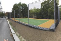 V Praze 5 otevírají sportovní hřiště. Vysnili si ho místní, zahrajete si tu volejbal nebo tenis