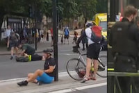 Teror v Londýně: Do davu lidí před parlamentem najel vůz. Oblast je uzavřena