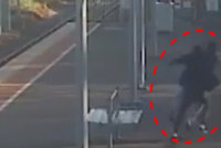 VIDEO: Svou 14letou přítelkyni smýkal pod vlak: Soudce ho pustil z vazby