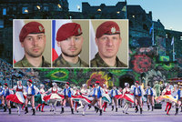 „Jsme v myšlenkách s rodinami.“ Padlé české vojáky uctili i během show ve Skotsku