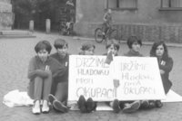 Česko hledá dívky z fotografie Jana Palacha: Zachytil je v srpnu 1968, nejspíš v Praze