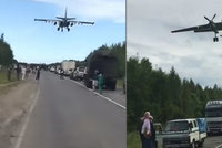 Rusové přeměnili dálnici na ranvej. Armádní letadla trénovala nouzové přistání