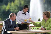 Putin vs. Merkelová: Uprchlíci na stole, ostře střežený zámek a 3 hodiny jednání