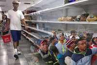 Zoufalí lidé utíkají před hladem, zavřeli jim hranice. Venezuelan: Nepošlu snoubenku zpátky