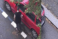 VIDEO: Zloděj ze Žižkova, co nic neukradl: „Odemkl“ vozidlo, které mu nepatřilo