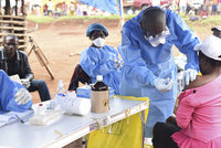 Ebola znovu zabíjí. 50 mrtvých a další stovka případů krvácivé horečky