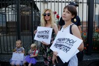 Lidé v Moskvě podpořili hladovějícího režiséra. Policie jich desítku zatkla