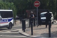 Migrant bodal nožem do lidí. Jeden mrtvý a několik zraněných u Paříže