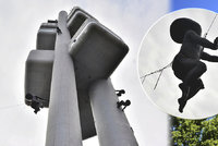 Ikonická mimina na Žižkovské věži stále chybí: Opravy „neklaply“, nahradí je dvojníci!