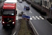 Kamioňák srazil chodce na přechodu v Chrudimi: Nastavoval navigaci a nedával pozor