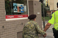 „Kavalír z Kavalírky“: Strážník dovedl stařenku za ruku až domů, dojemný moment zachycuje fotografie