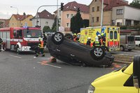 Vážná nehoda v Plzeňské: Auto skončilo na střeše! Posádka se dostala ven sama