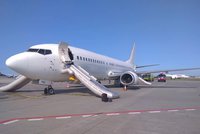 Evakuace cestujících na letišti v Praze: Kouř zaplavil kabinu letadla, cestující museli po skluzavce ven