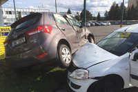 Kuriozní dopravní nehoda: V Radotíně se auta do sebe zamotala