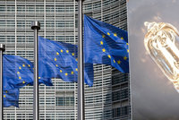 EU zatrhla halogenové žárovky kvůli úsporám. Od září se můžou jen doprodávat