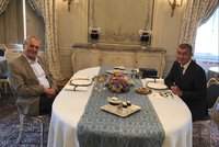ŽIVĚ: Zeman poobědval s Babišem v Lánech. Premiér nekuřák dostal k narozeninám dýmku