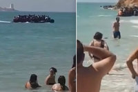 Loď s uprchlíky přistála na přeplněné pláži. Šokovaní turisté sledovali úprk migrantů