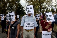 Minuta za každý den hladovky: Protestující proti věznění režiséra hodili vzkazy na ruskou ambasádu