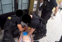 VIDEO: Boj o život v centru Prahy! Policisté oživovali muže, který prodělal epileptický záchvat