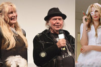 Utajená svatba! Zpěvák Neil Young se oženil s hvězdou Kill Billa!