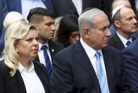 Policie chce obvinit izraelského premiéra Netanjahua a jeho ženu. Měli brát úplatky