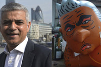 Londýnský starosta terčem recese: Udělali z něj balon a navlékli mu žluté bikiny
