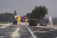 2000 litrů kyseliny rozežralo silnici u Klíčan: Policie obvinila řidiče auta, které látku vezlo