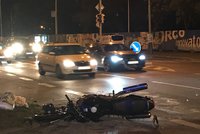 Noční nehoda v Holešovicích: Motorkáře (40) záchranáři uvedli do umělého spánku