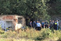 Plameny zachvátily nádražní domek na Zbraslavi: Uvnitř našli torzo lidského těla