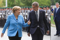 „Babiš, hanba Evropy.“ Češi demonstrovali v Berlíně, Merkelová přijala premiéra