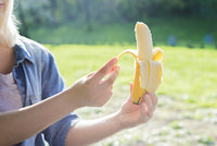 Neurvalý recidivista ukradl tři banány: Prodavači, který ho načapal, vyrazil zub!