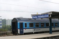 Omezení na kolejích: Porucha výhybky přerušila provoz vlaků mezi centrem Prahy a Holešovicemi