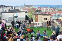 VIDEO: Nový hit v Praze: Koncerty za svítání na střeše Lucerny táhnou davy!