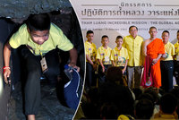 Z kláštera rovnou na párty: Vysvobození fotbalisté se v Thajsku setkali se svými zachránci