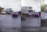 Limuzínu prezidenta smetl náklaďák v protisměru! Při jiné nehodě zemřel premiér