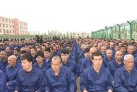 Tvrdá převýchova muslimů: V čínských táborech musí chválit prezidenta, stranu i vlast